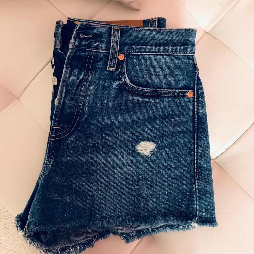 NWOT Levi’s Button Fly Jean shorts size 28